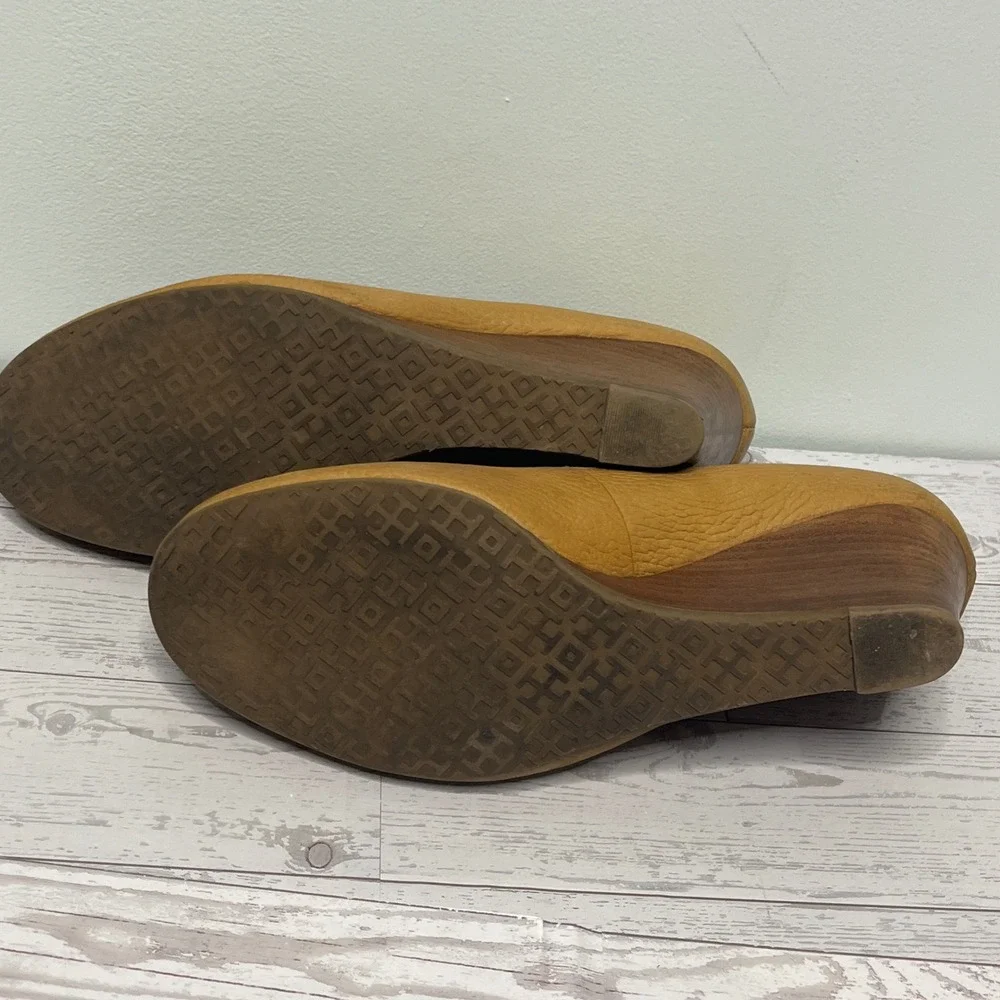 Tory Burch Sally Tan Pebbled Leather Wedge Pumps Logo Medallion 7.5M 50008658.78